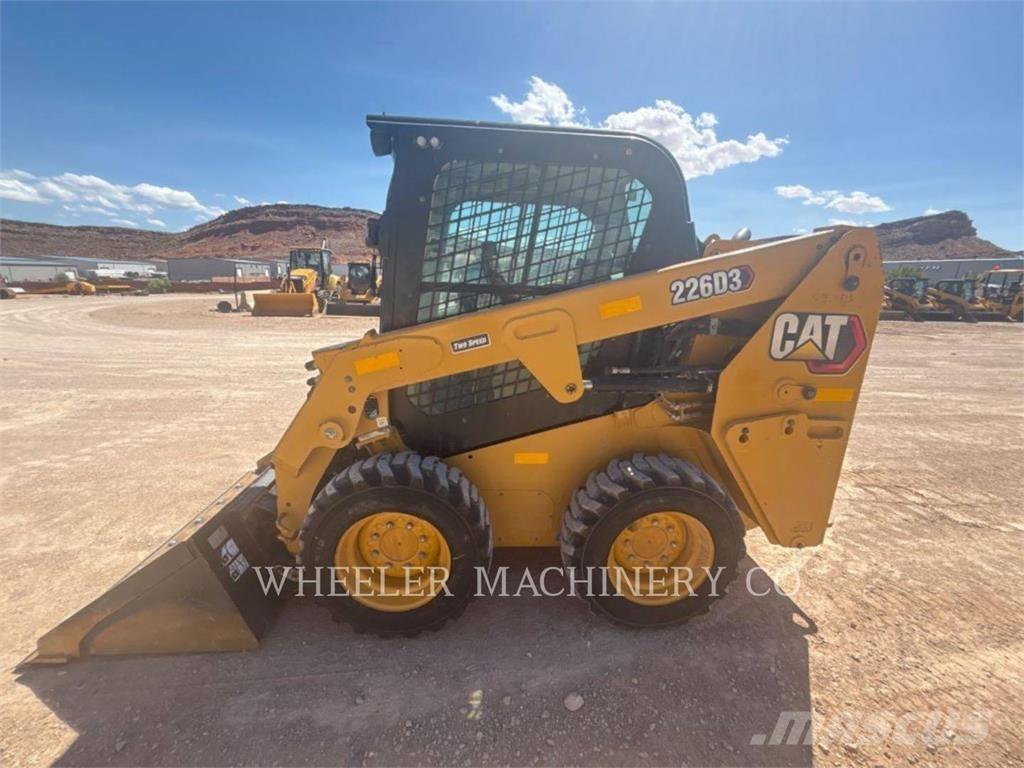 CAT 226D3 C3H2 スキッドステアローダー