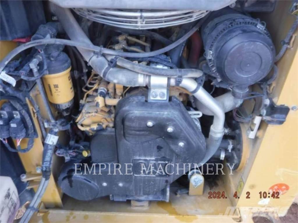 CAT 226D3 CA スキッドステアローダー