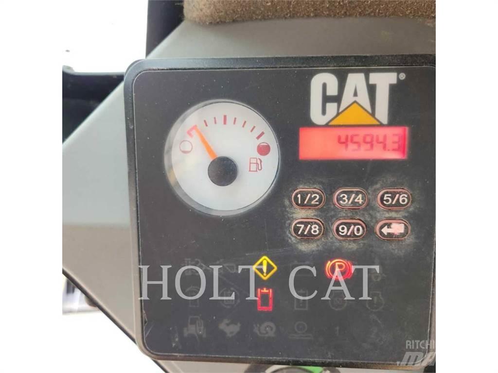CAT 232D スキッドステアローダー