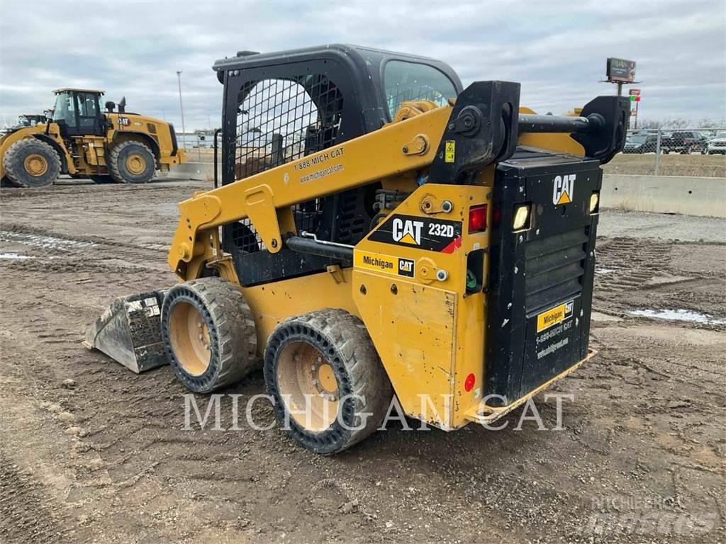 CAT 232D Q+ スキッドステアローダー