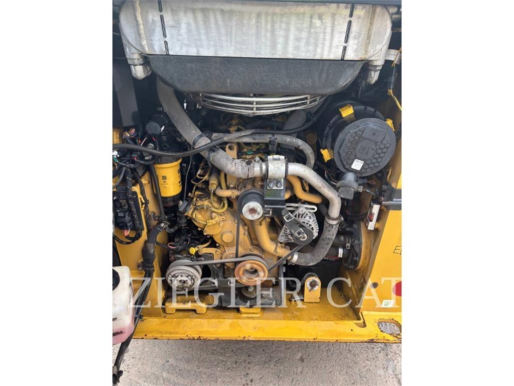 CAT 232D3 スキッドステアローダー