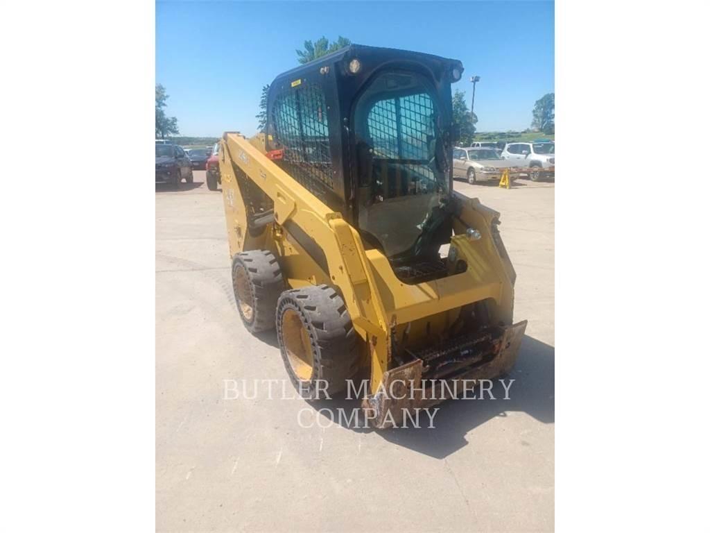 CAT 236D3 スキッドステアローダー