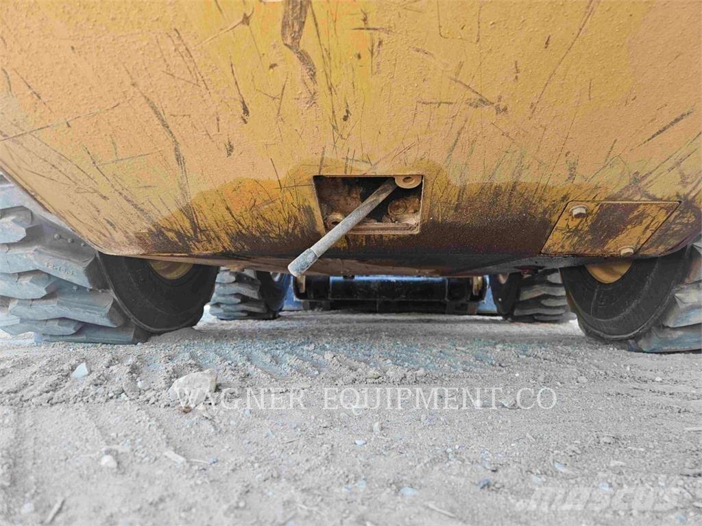 CAT 236D3 スキッドステアローダー
