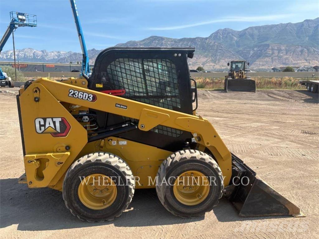 CAT 236D3 C3H2 スキッドステアローダー