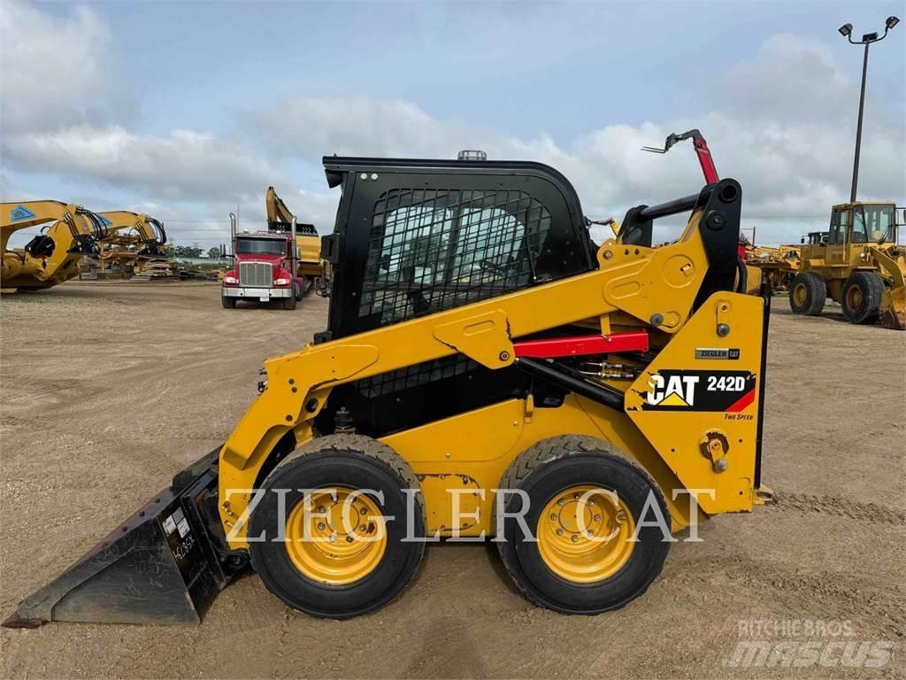 CAT 242D スキッドステアローダー