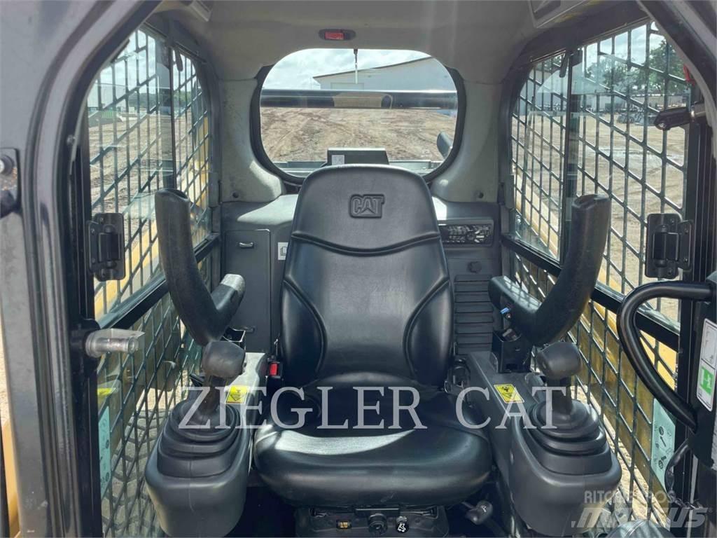 CAT 242D スキッドステアローダー