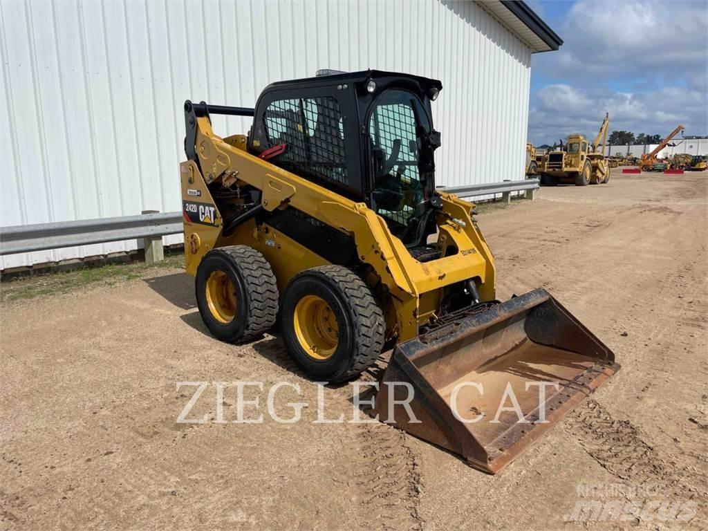 CAT 242D スキッドステアローダー