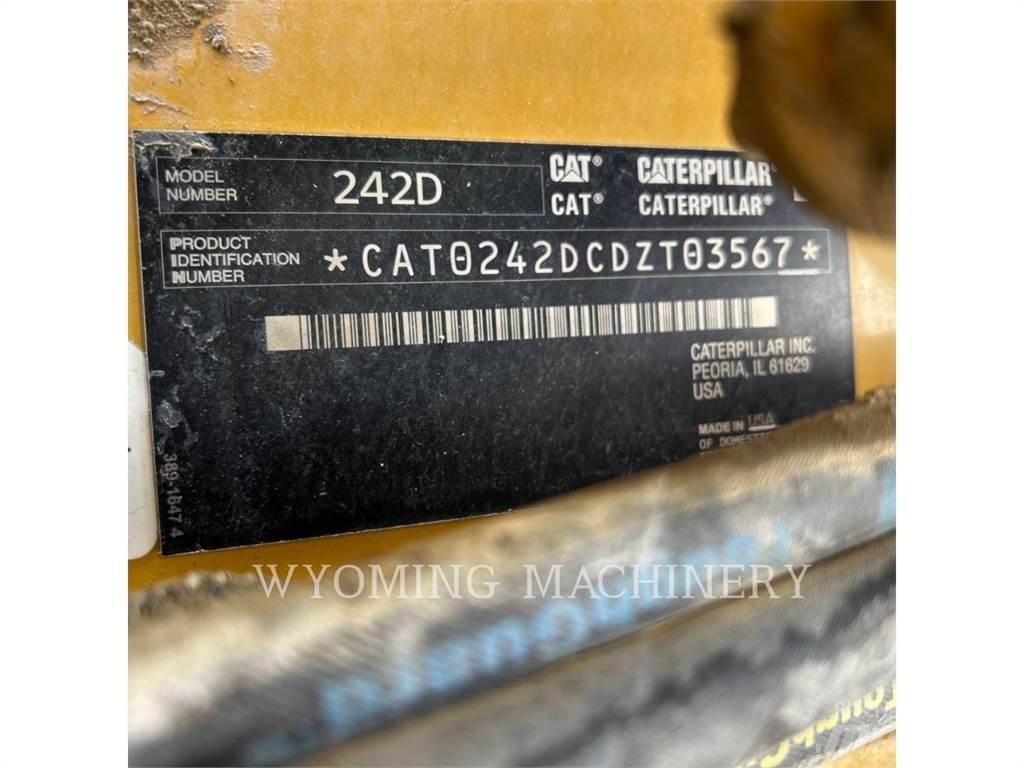 CAT 242D スキッドステアローダー
