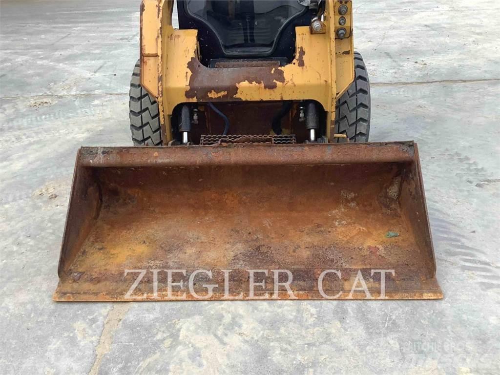 CAT 242D スキッドステアローダー