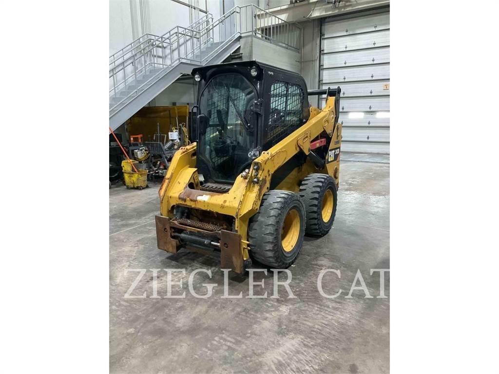CAT 242D スキッドステアローダー