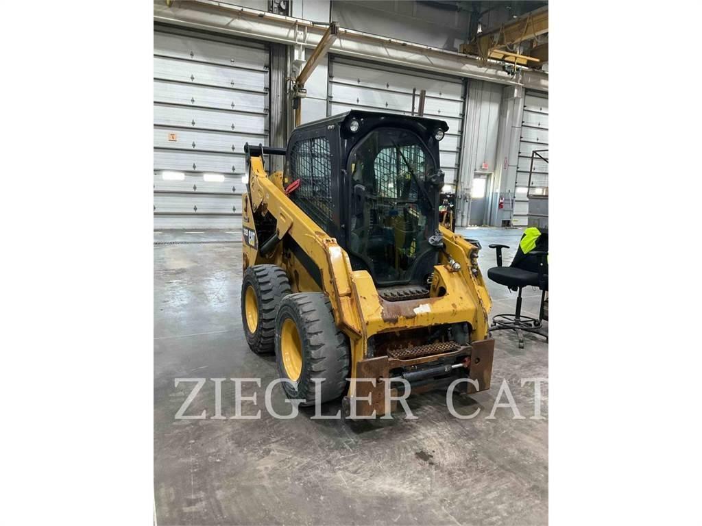CAT 242D スキッドステアローダー