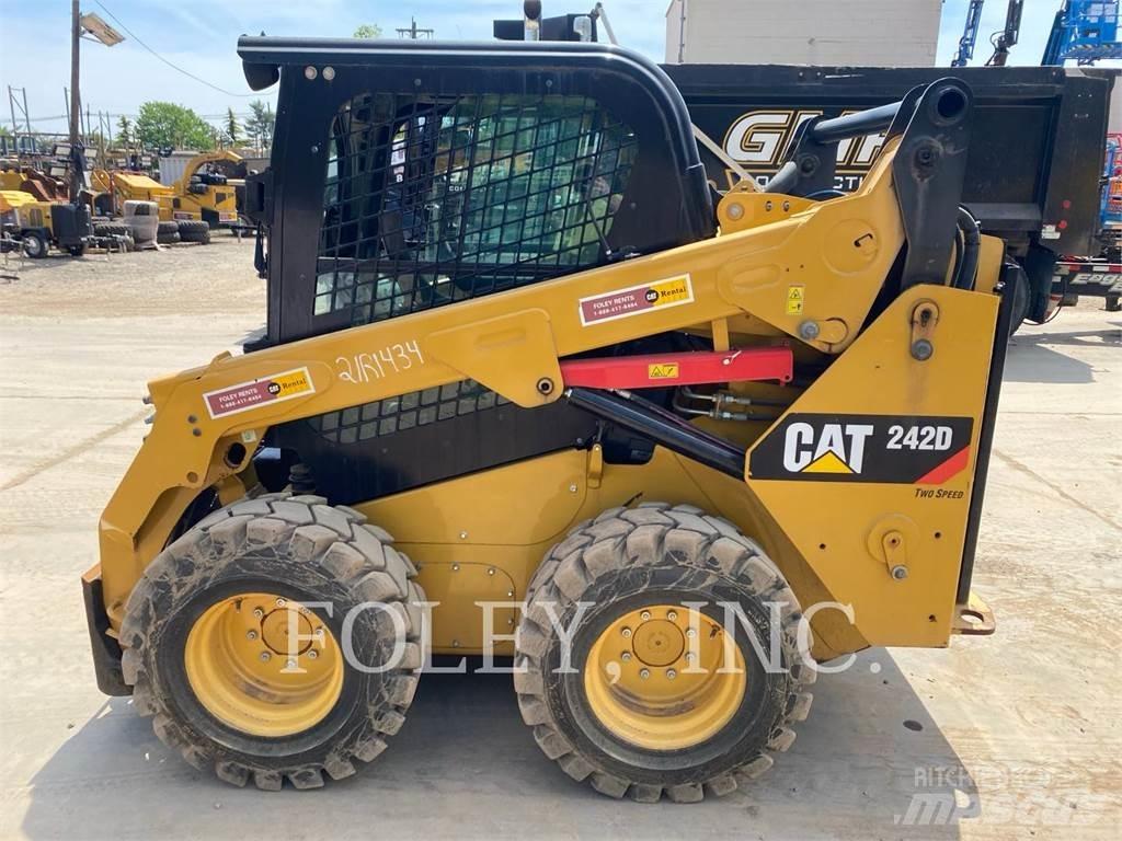 CAT 242D スキッドステアローダー
