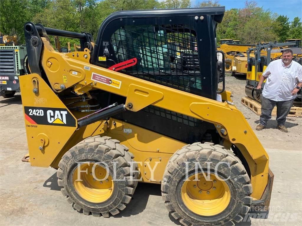 CAT 242D スキッドステアローダー
