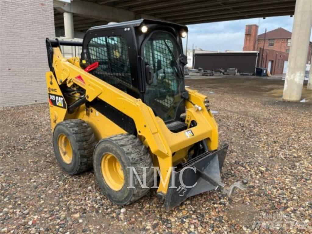 CAT 242D スキッドステアローダー
