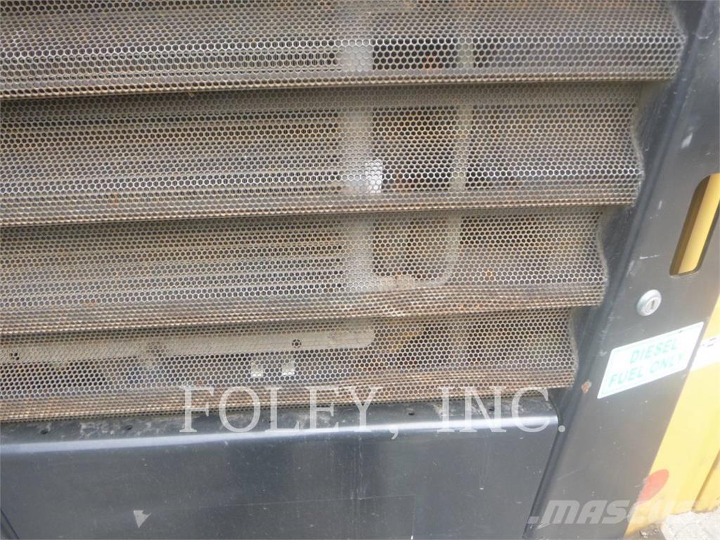 CAT 242D スキッドステアローダー