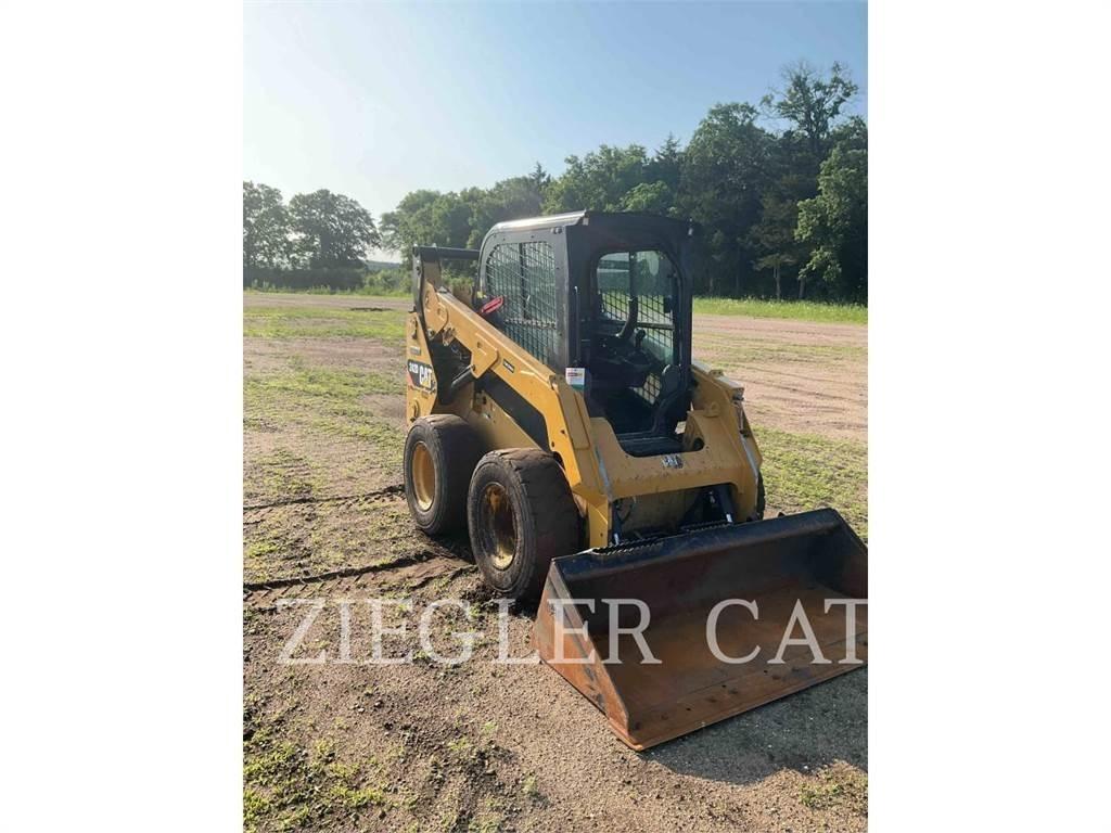CAT 242D スキッドステアローダー