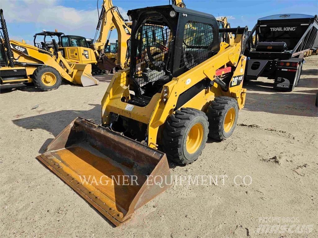 CAT 242D スキッドステアローダー