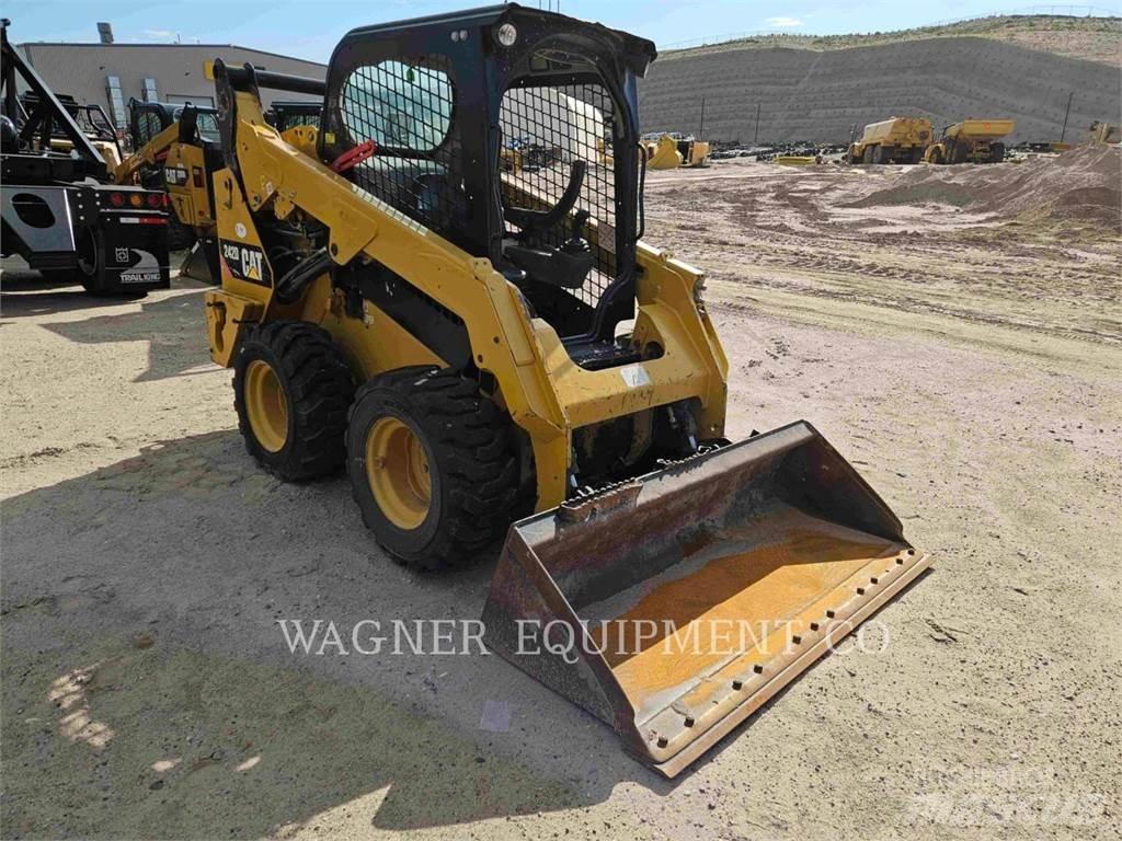 CAT 242D スキッドステアローダー