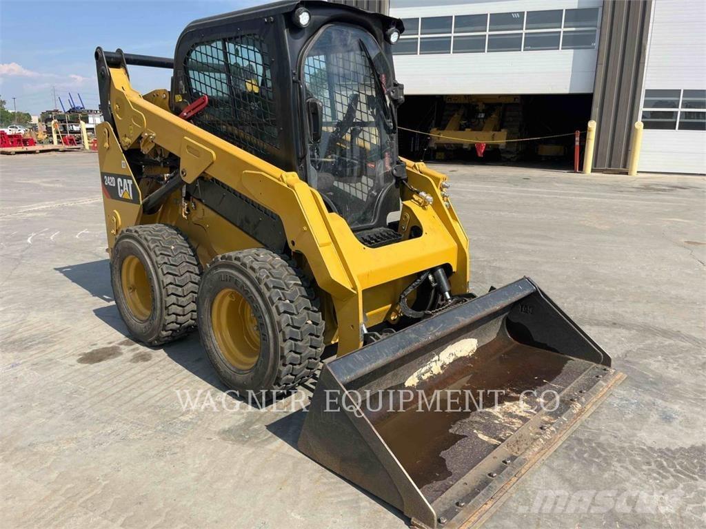 CAT 242D スキッドステアローダー