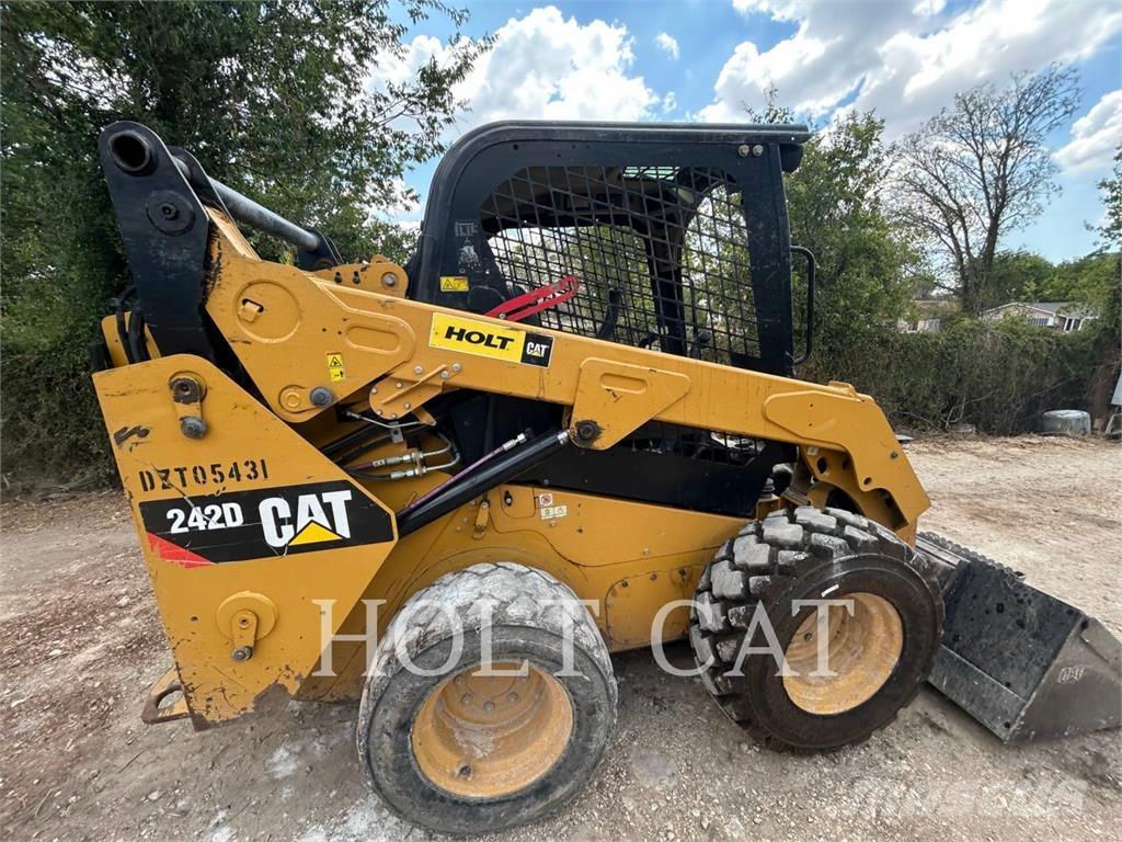 CAT 242D スキッドステアローダー