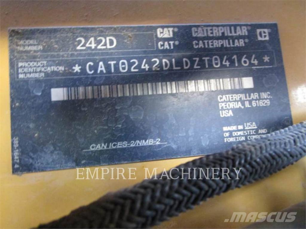 CAT 242D スキッドステアローダー