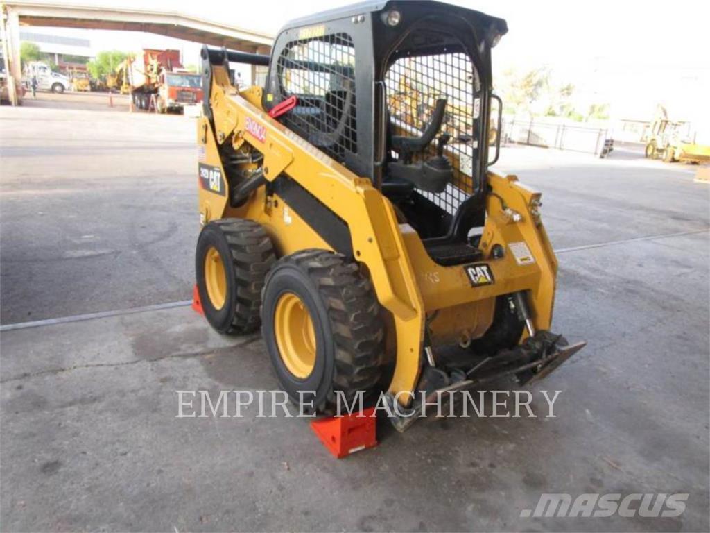 CAT 242D スキッドステアローダー