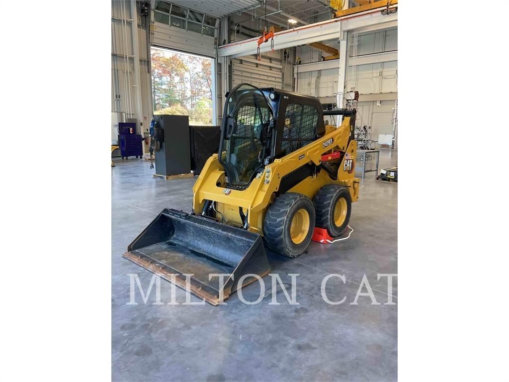 CAT 242D 3 スキッドステアローダー