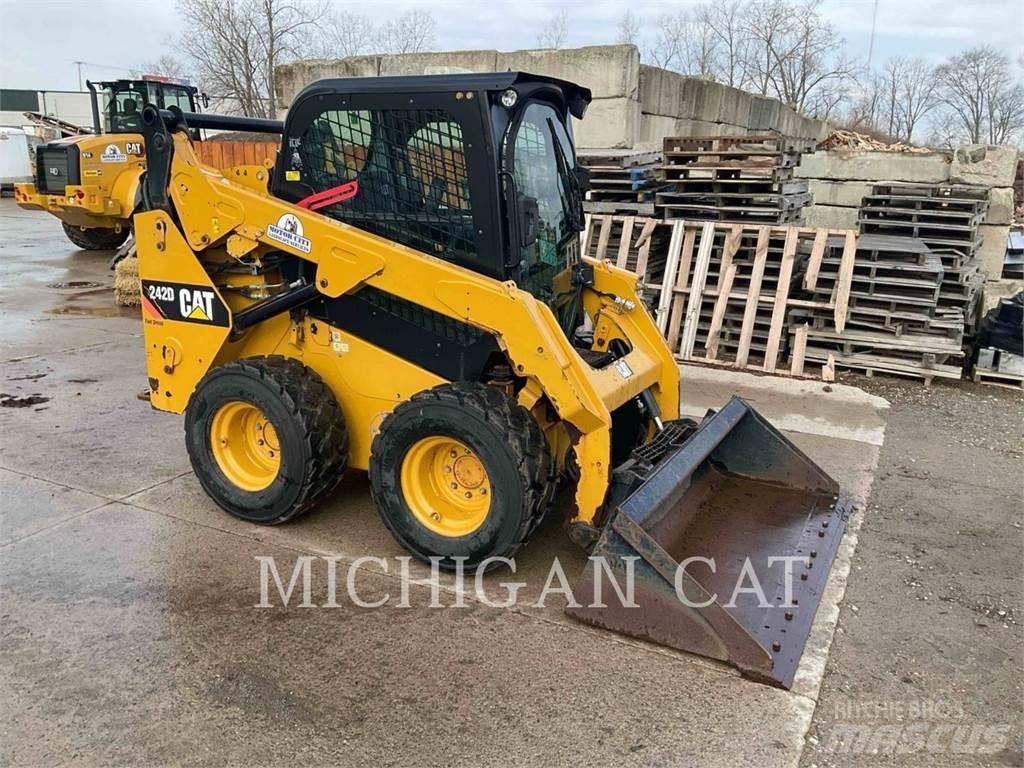 CAT 242D A2Q スキッドステアローダー