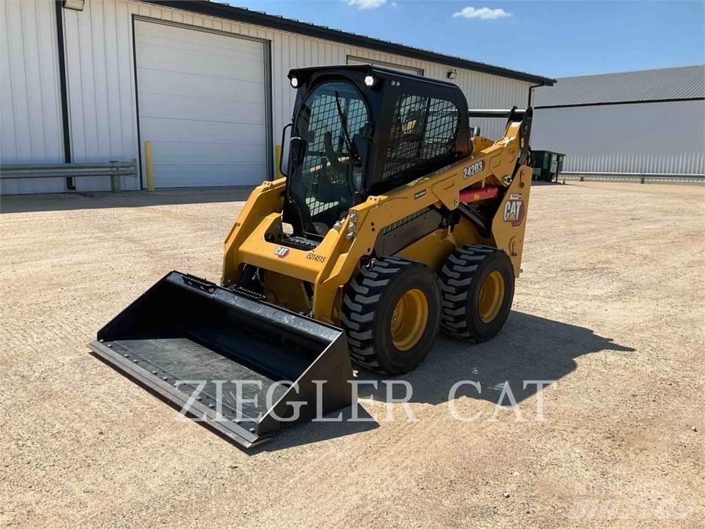 CAT 242D3 スキッドステアローダー