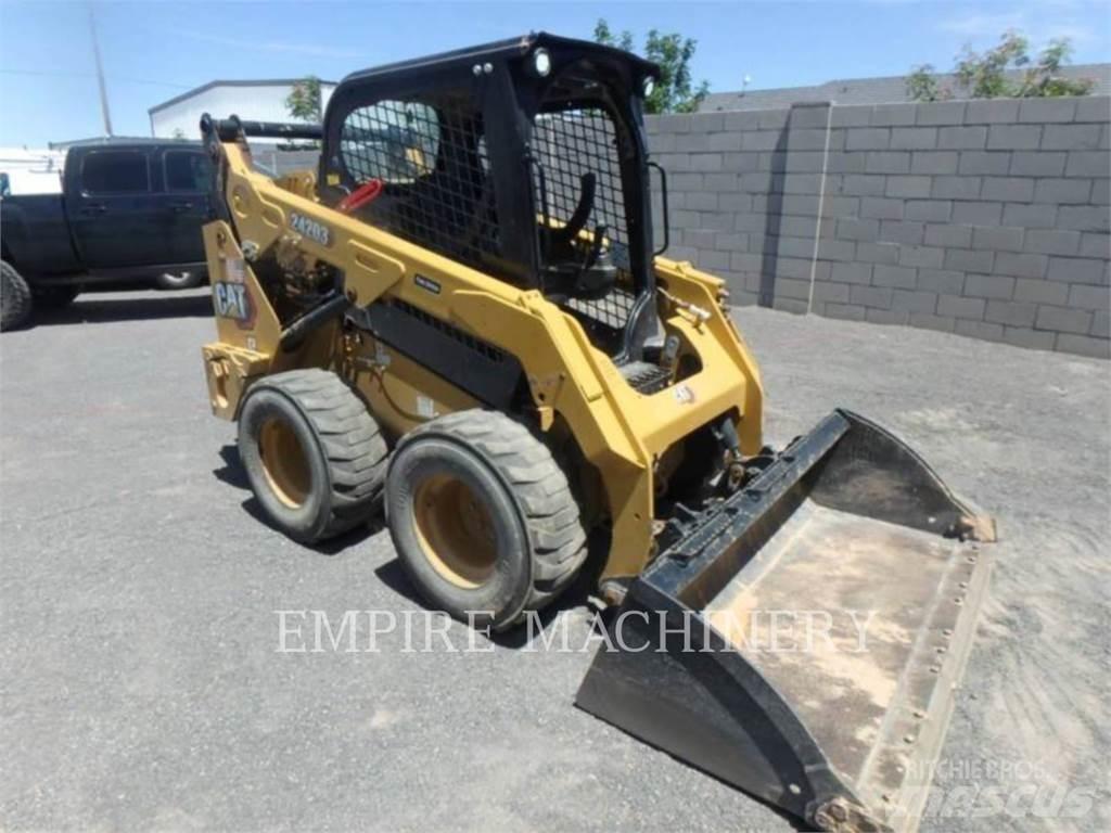 CAT 242D3 スキッドステアローダー