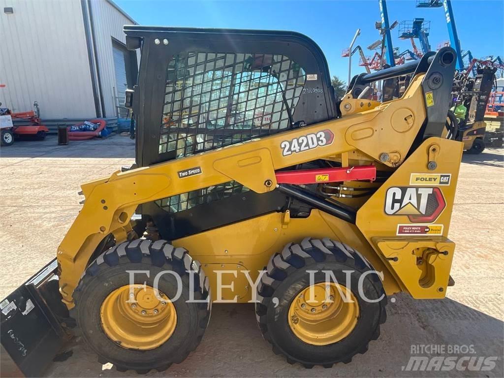 CAT 242D3 スキッドステアローダー