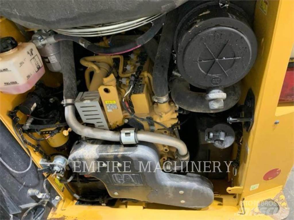 CAT 242D3 スキッドステアローダー