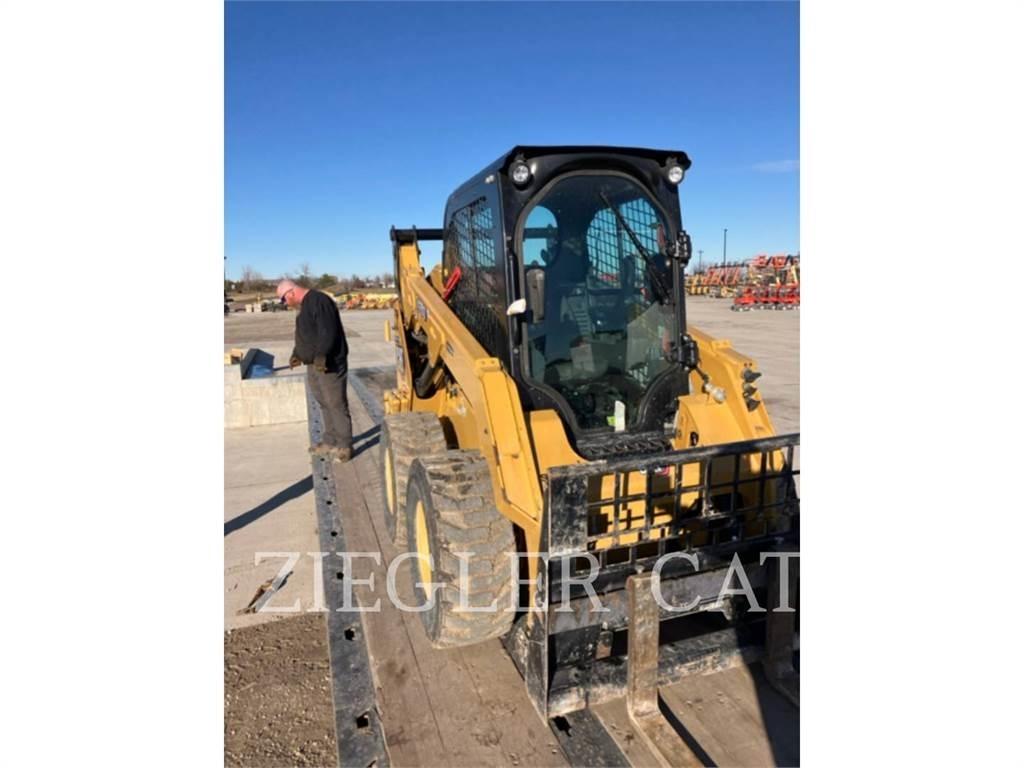 CAT 242D3 スキッドステアローダー