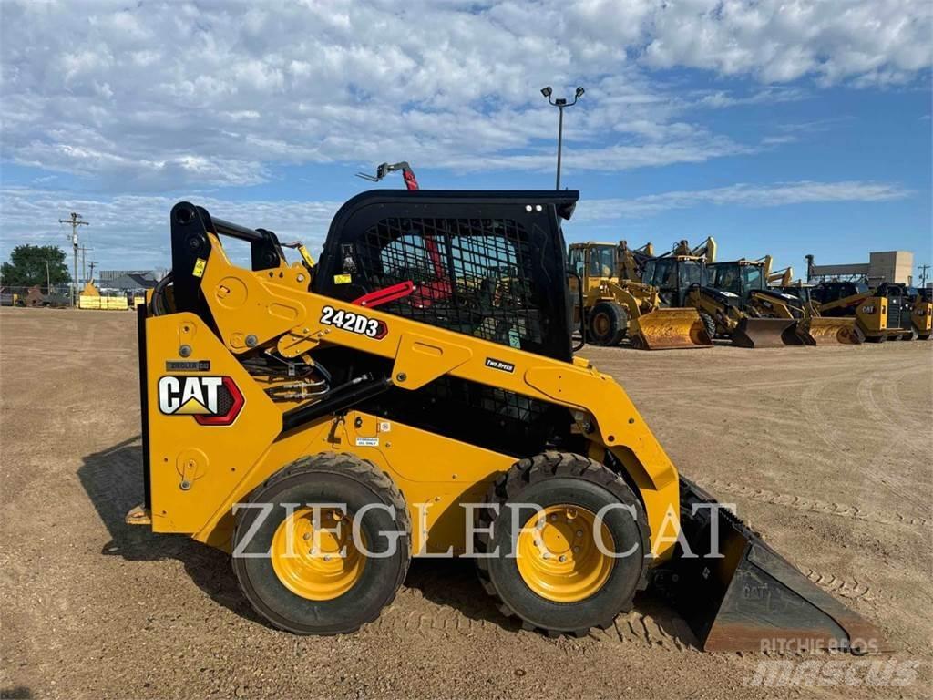 CAT 242D3 スキッドステアローダー