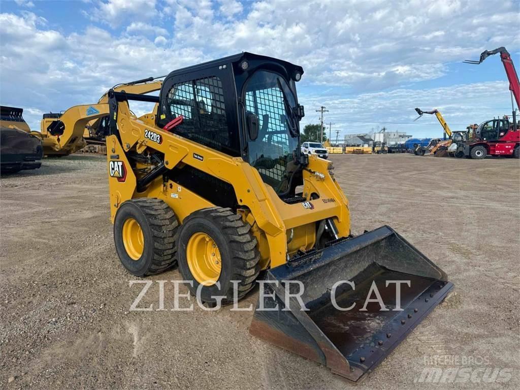 CAT 242D3 スキッドステアローダー