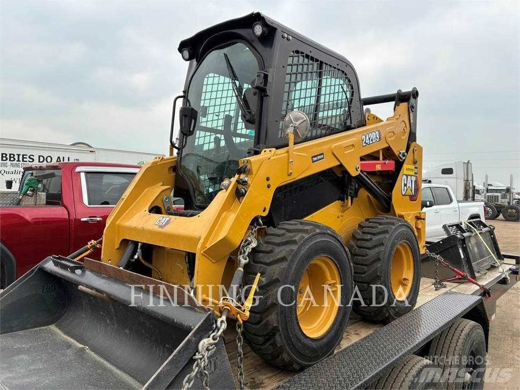 CAT 242D3 スキッドステアローダー