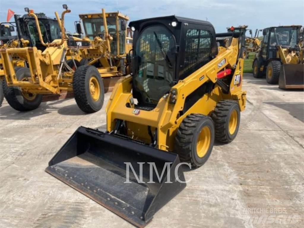 CAT 242D3 スキッドステアローダー