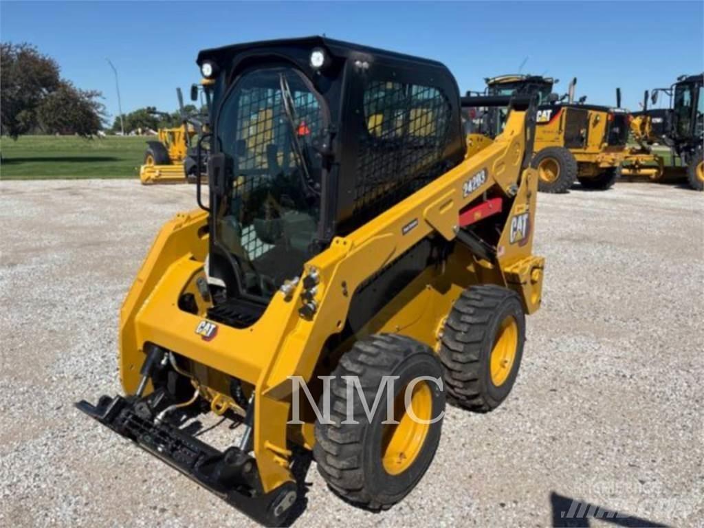 CAT 242D3 スキッドステアローダー
