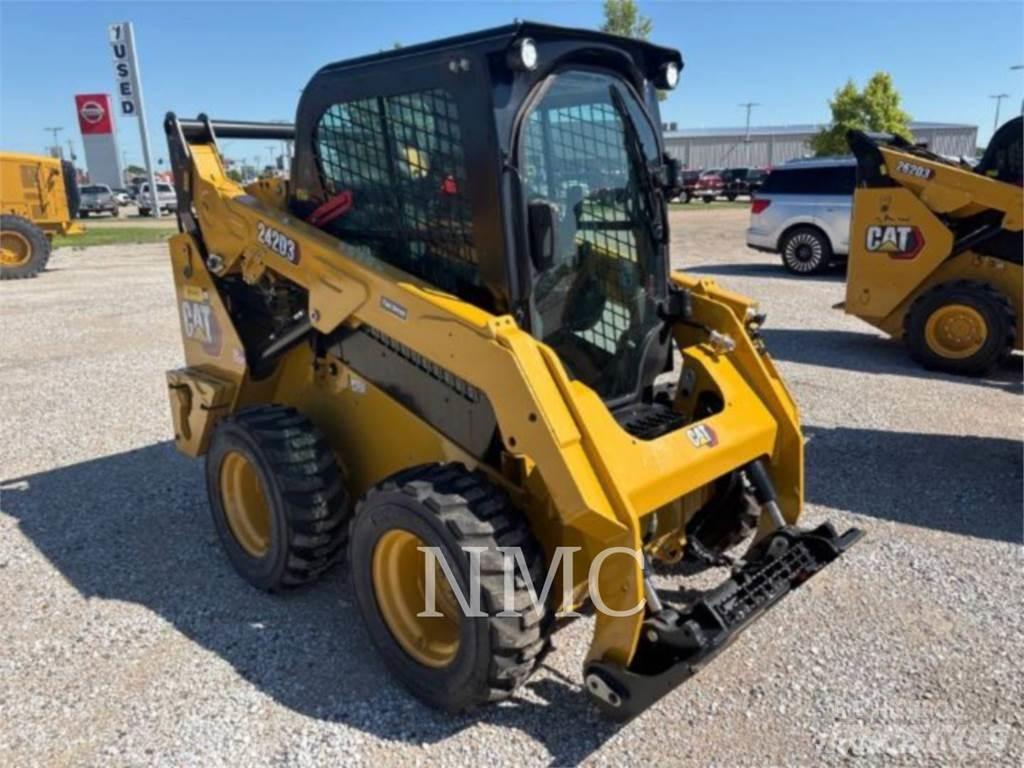 CAT 242D3 スキッドステアローダー