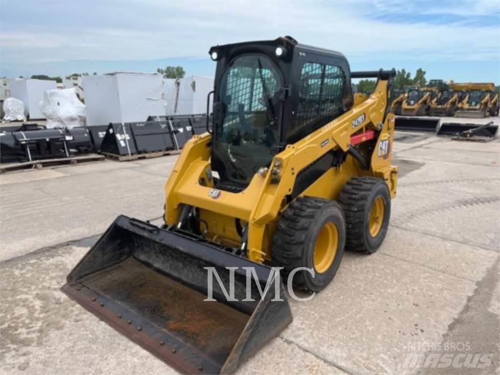 CAT 242D3 スキッドステアローダー