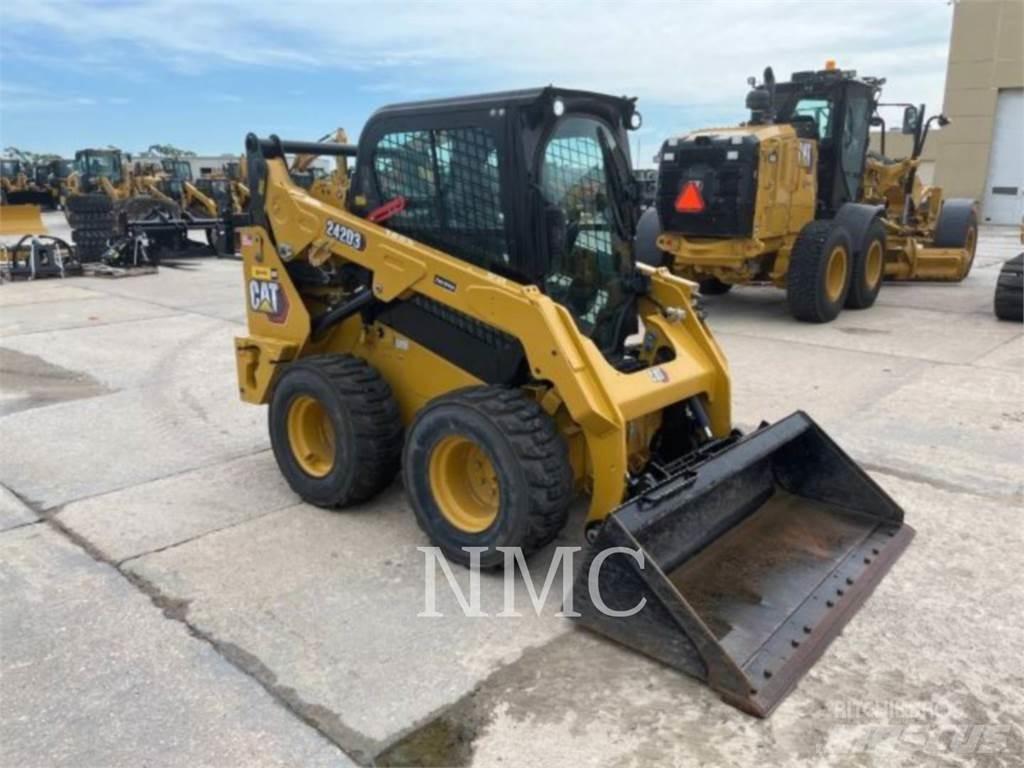 CAT 242D3 スキッドステアローダー