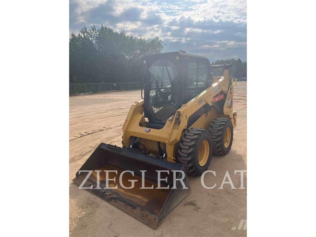 CAT 242D3 スキッドステアローダー