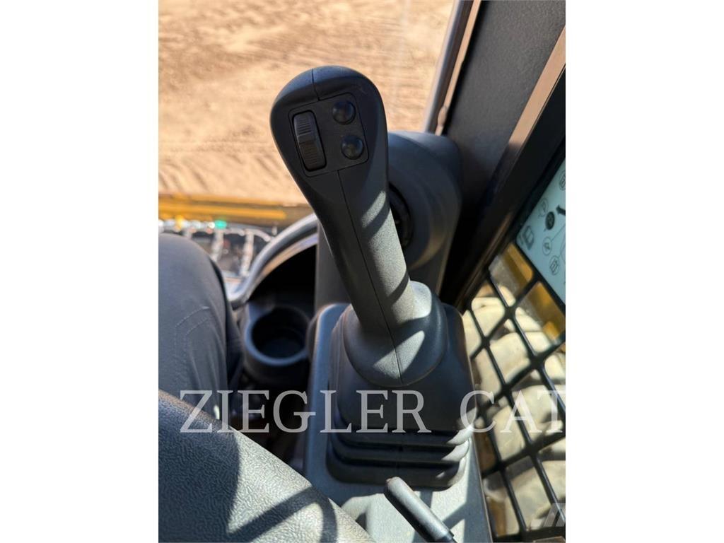 CAT 242D3 スキッドステアローダー