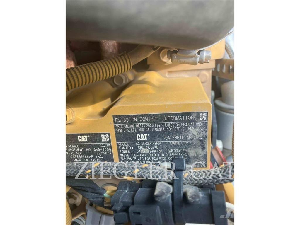 CAT 242D3 スキッドステアローダー