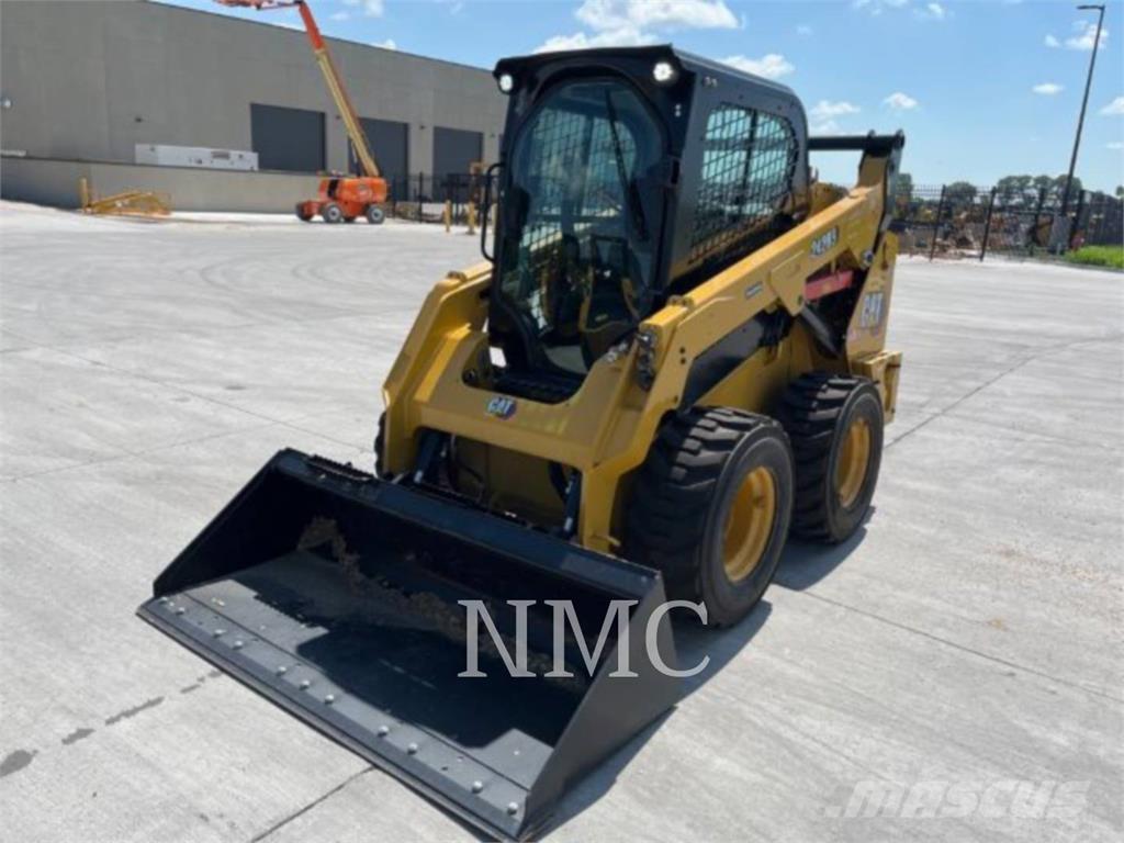CAT 242D3 スキッドステアローダー