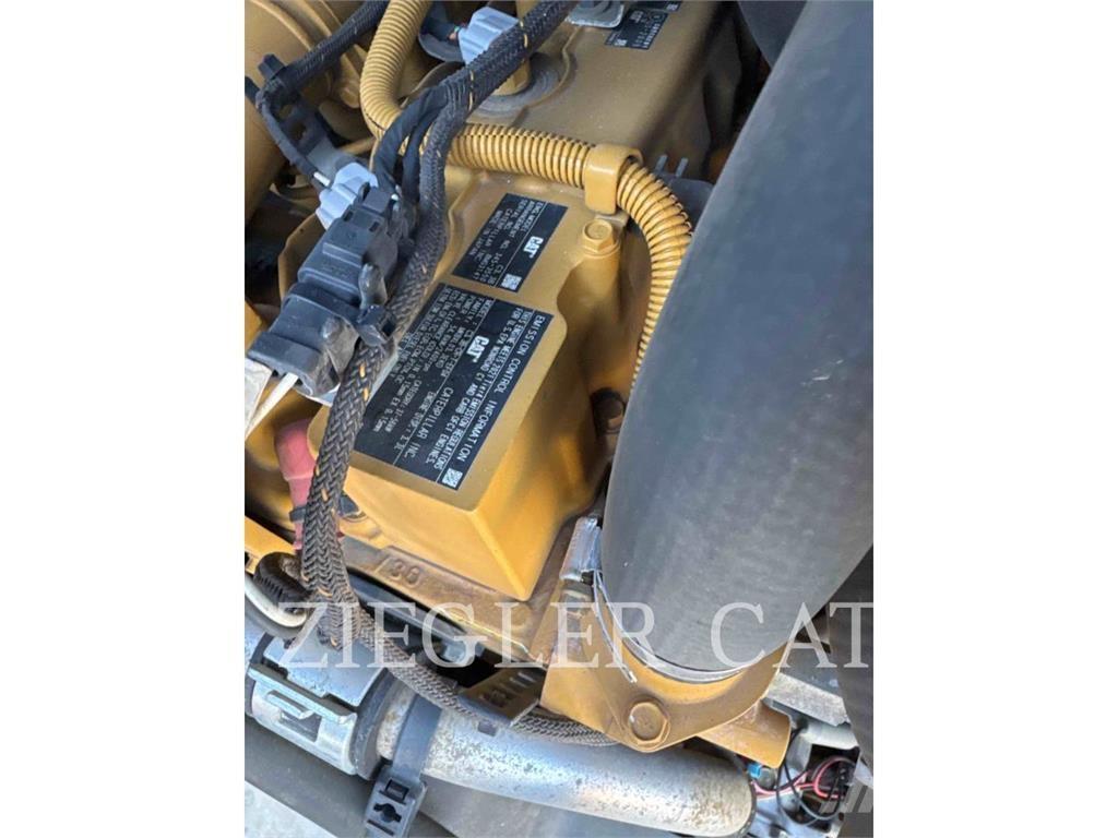 CAT 242D3 スキッドステアローダー