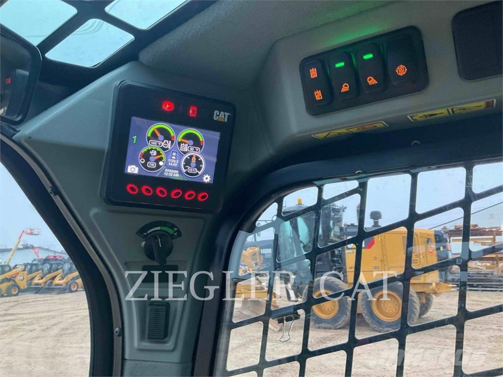 CAT 242D3 スキッドステアローダー