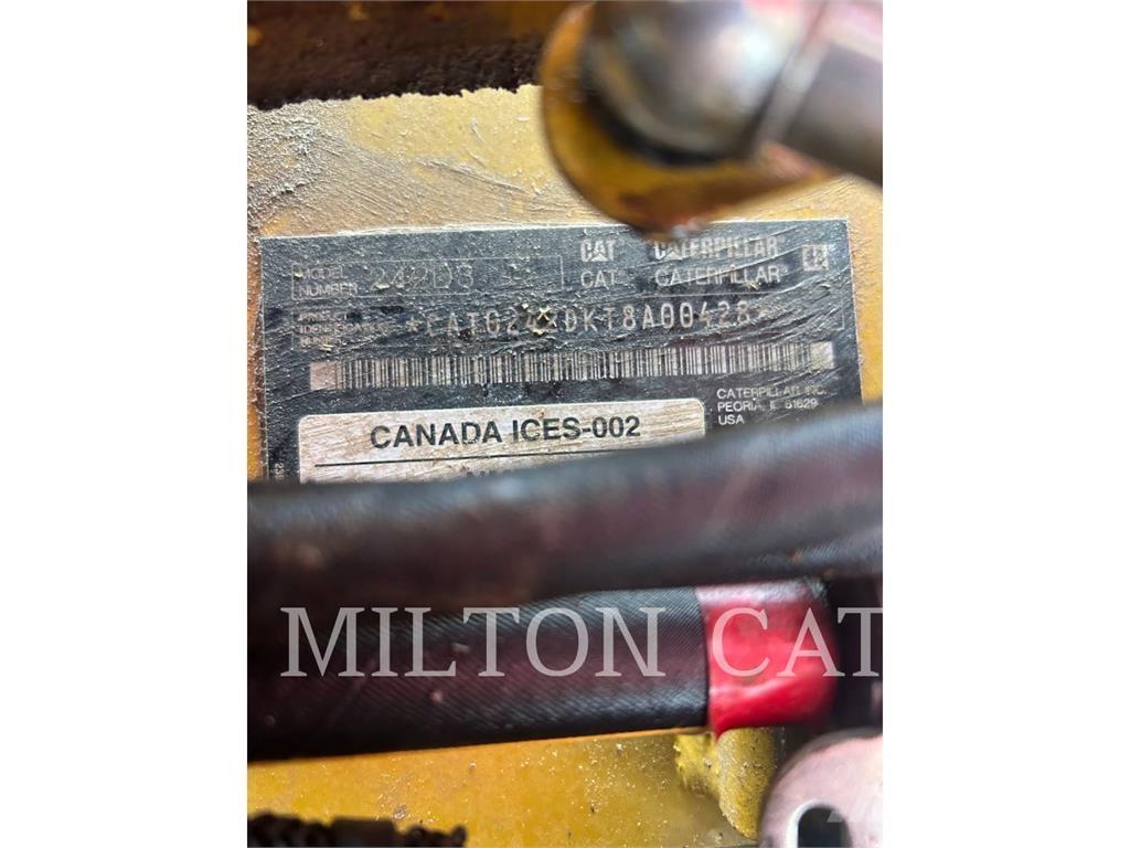 CAT 242D3 スキッドステアローダー