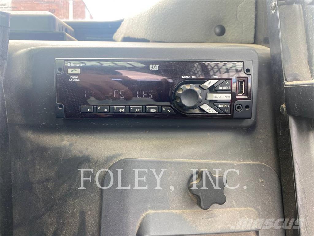 CAT 242D3 スキッドステアローダー