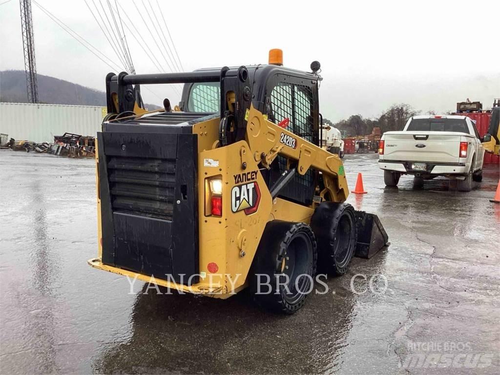 CAT 242D3 AC スキッドステアローダー